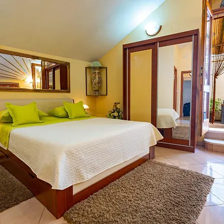 Guest house & Stars Free Parking Trogir