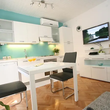 & Stars Free Parking Guest house