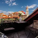 Old Town Stars With Free Parking Trogir
