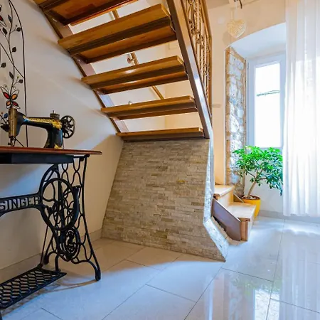 Old Town Stars With Free Parking Trogir