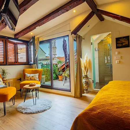 Old Town Stars With Free Parking Trogir