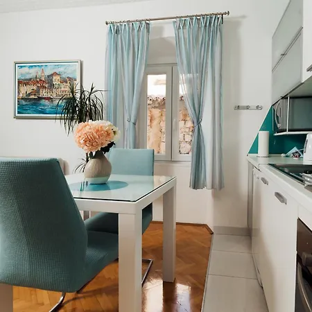 Old Town Stars With Free Parking Guest house Trogir