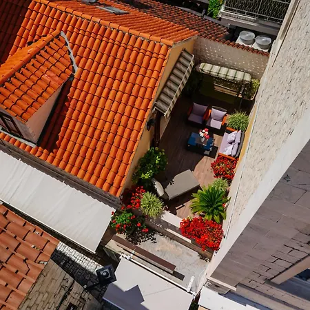 Old Town Stars With Free Parking Guest house