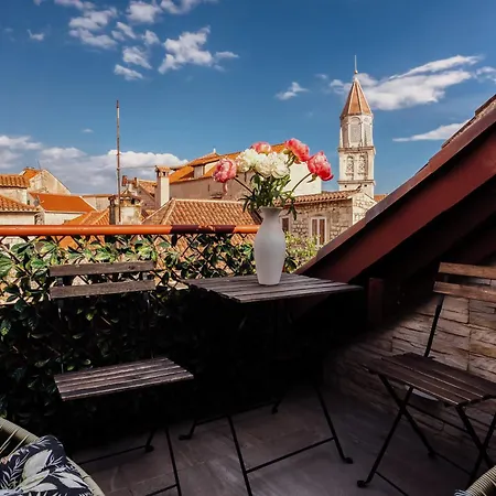 Old Town Stars With Free Parking Trogir