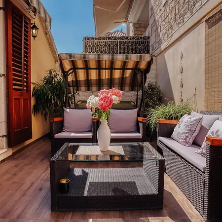 Pensión Old Town Stars With Free Parking 4*