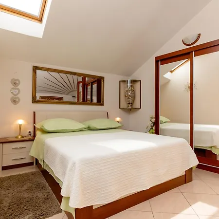 Old Town Stars With Free Parking Trogir